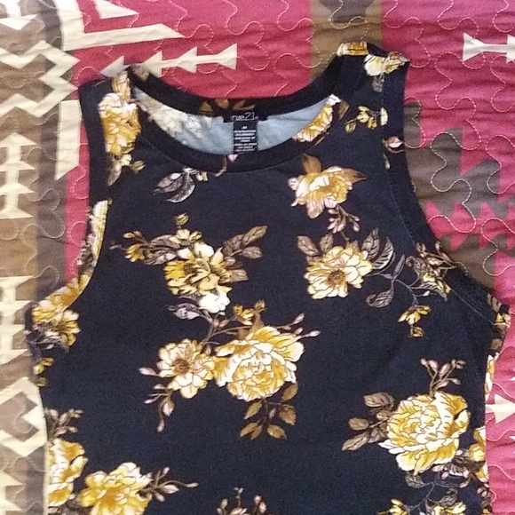 Floral tank - Picture 1 of 4